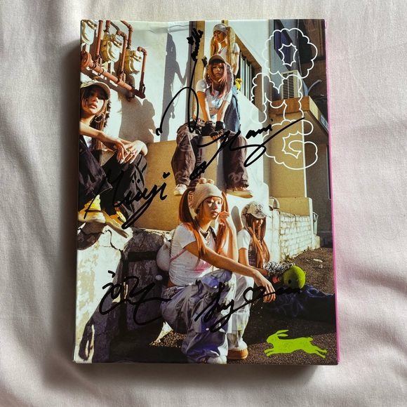 NewJeans “OMG” Ditto Signed Album - Picture 1 of 4